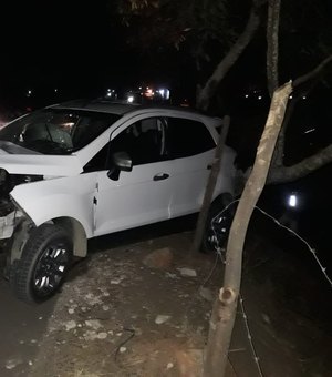 Colisão entre carro e carroça deixa três feridos na AL-115, em Arapiraca