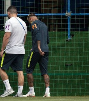 Neymar sente dores e, mancando, abandona treinamento da seleção