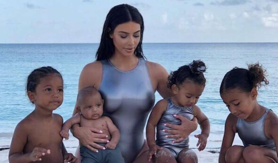 Kim Kardashian exibe sala de brincar gigante dos filhos com palco e mercado
