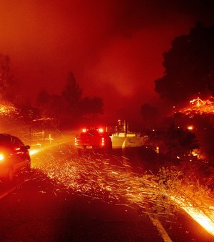 Incêndios na Califórnia obrigam mais de 50 mil  pessoas a deixarem suas casas