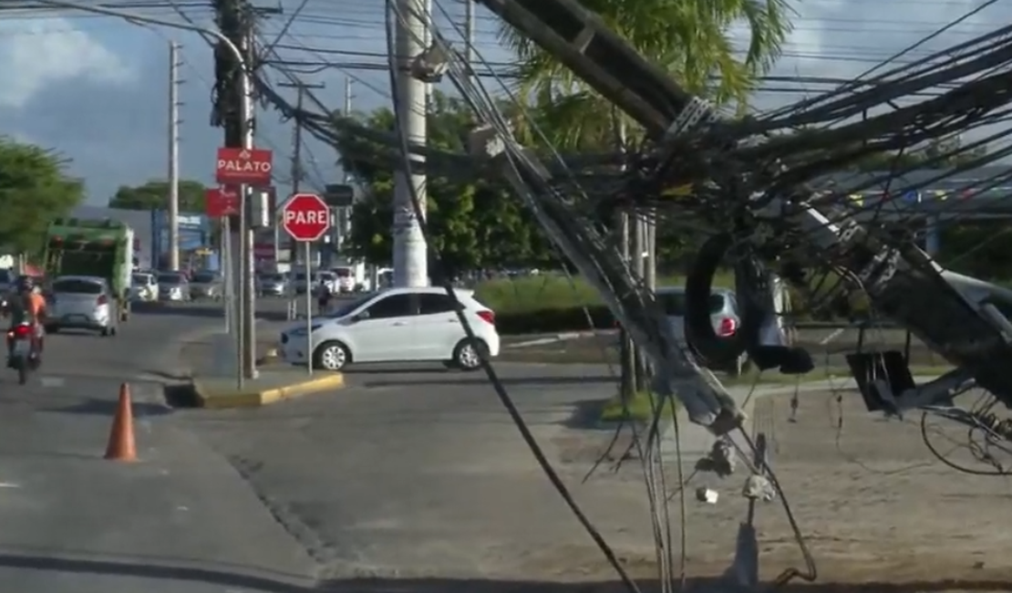 Carro colide com poste e deixa trânsito lento na Avenida Menino Marcelo