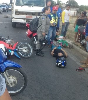 Caminhão falta freio em semáforo e acaba atingindo cinco motocicletas e um carro, em Arapiraca 