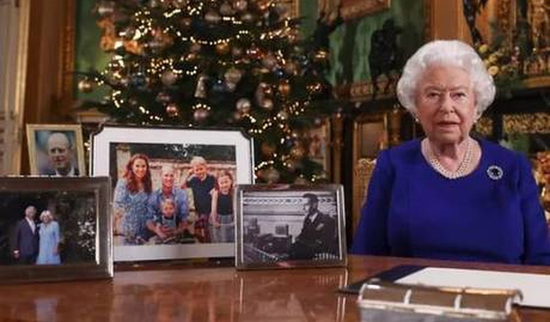 Rainha Elizabeth ignora Harry e Meghan Markle em foto natalina