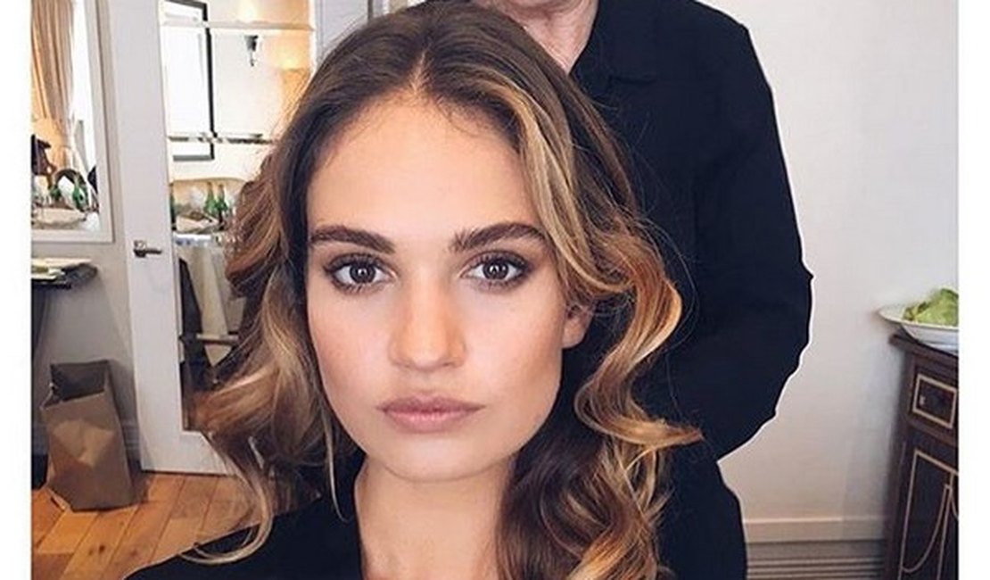 Lily James, estrela de 'Cinderela', cancela participações em talk shows após ser flagrada com ator casado