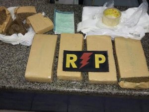 Cheiro forte de maconha leva policiais a apreender 4 kg da droga em apartamento