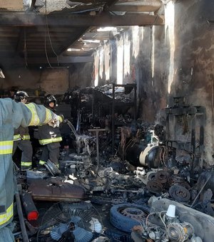 Incêndio destrói oficina mecânica na Avenida Gustavo Paiva