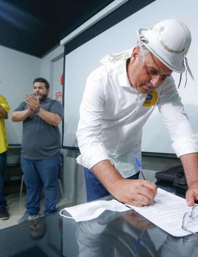 Alfredo Gaspar assina Pacto pela Cultura e diz que defenderá contratação de artistas locais
