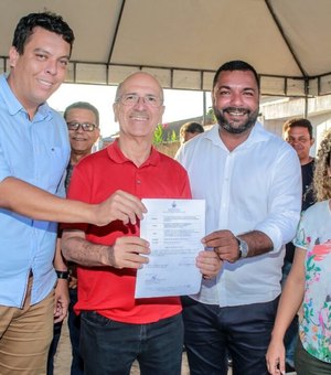Prefeito Ronaldo Lopes assina ordem de serviço para pavimentação de rua na Vila Matias
