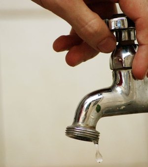 Casal paralisa abastecimento de água para retirada de vazamento