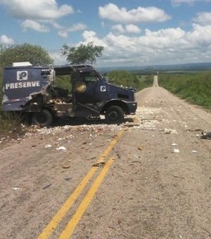 Criminosos explodem carro forte no Sertão de Pernambuco