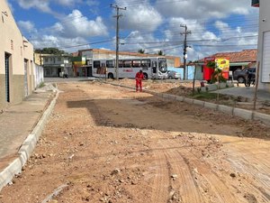 Programa Pavimenta Penedo avança para rua da Praça Campo Redondo, na Cohab