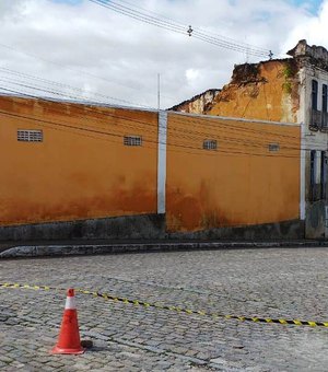 Rua do Centro Histórico de Penedo é interditada após risco de desabamento de imóvel
