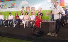 Ex-governador Renan Filho destacando os números do programa de transferência de renda de Alagoas