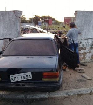 Motorista perde controle de veículo e colide em muro 