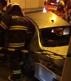 Colisão entre carros deixa motorista preso às ferragens na Jatiúca 