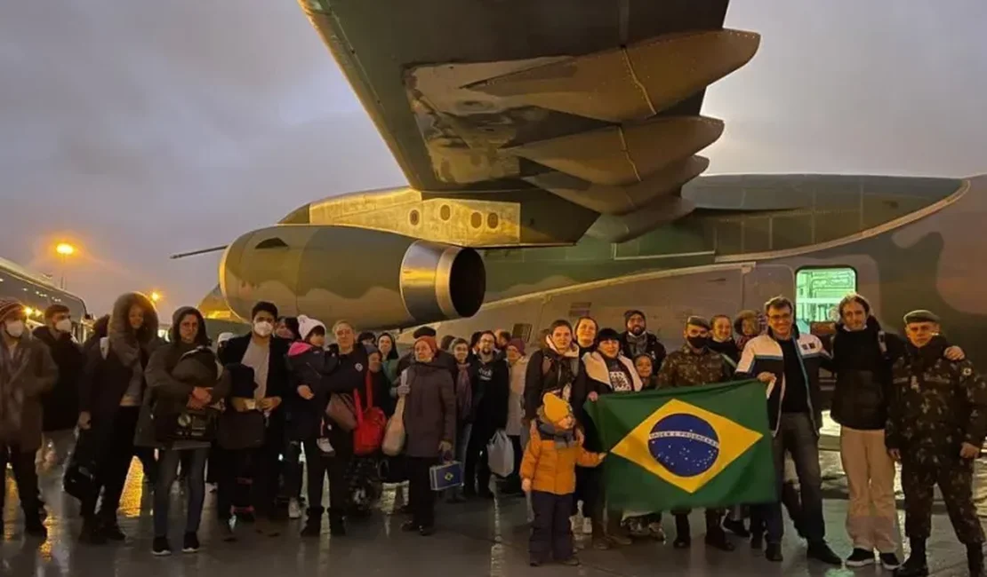 Avião da FAB parte da Polônia com brasileiros e animais resgatados da guerra