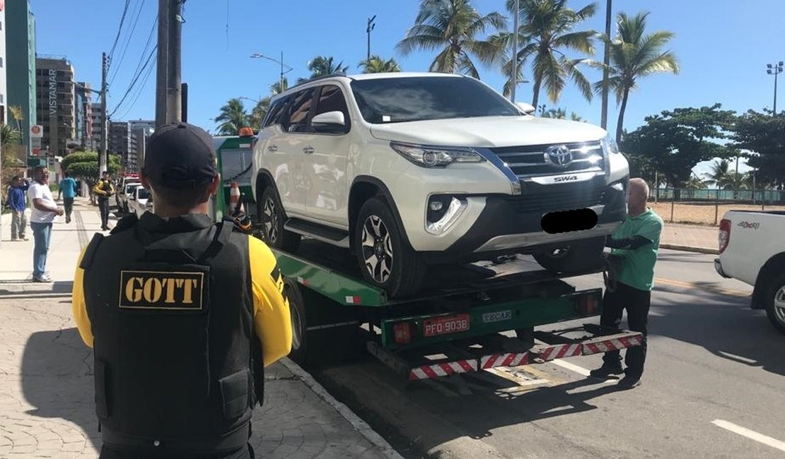 Maceió: veículos são removidos por estacionamento em local proibido