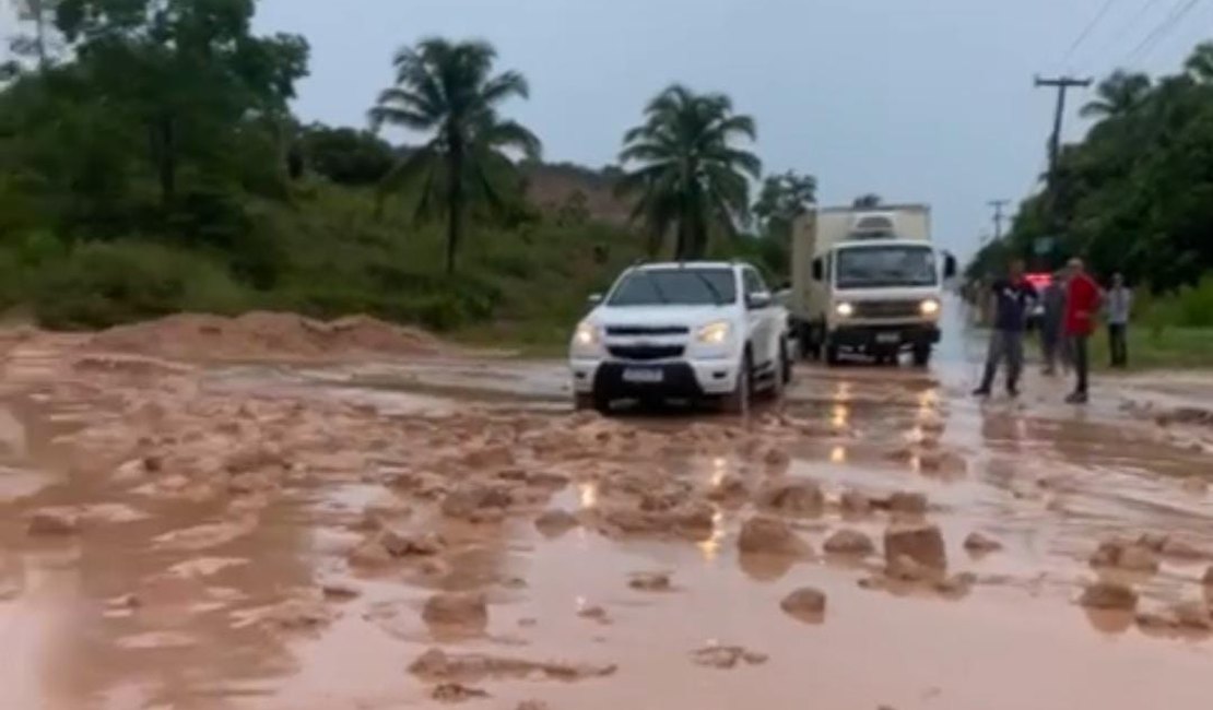 Lama invade rodovia AL 465 e prejudica tráfego em Japaratinga
