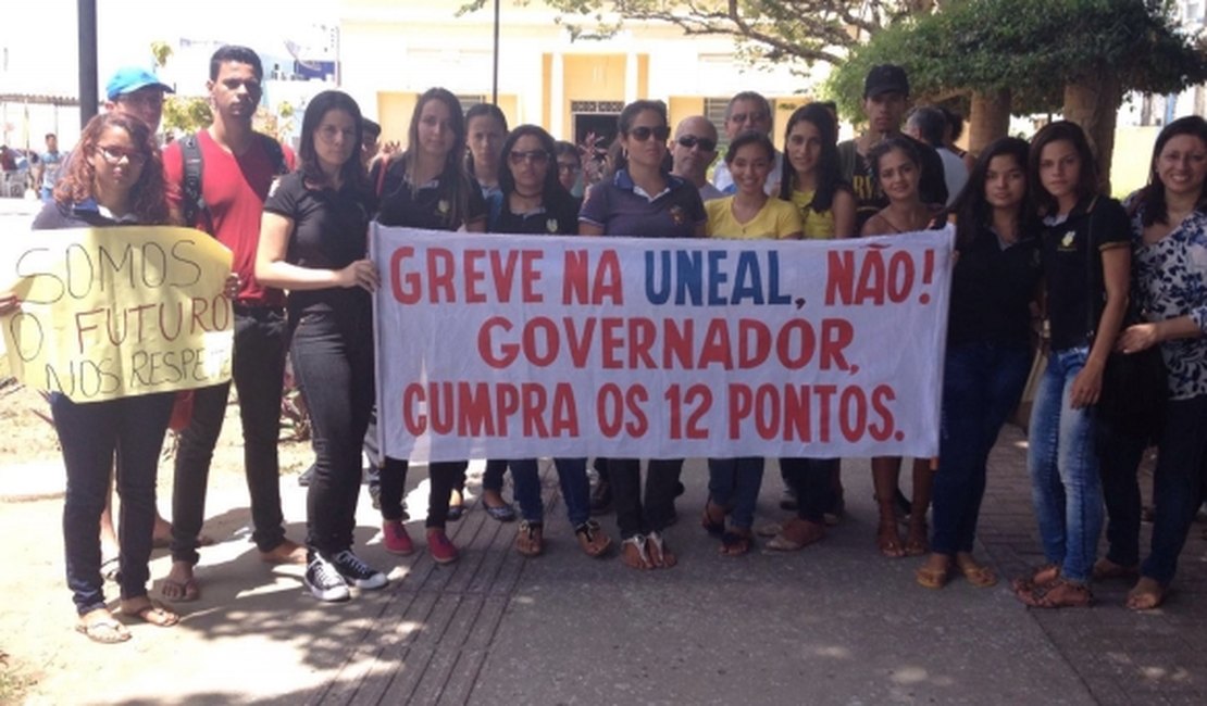 Professores e estudantes da Uneal realizam manifestação