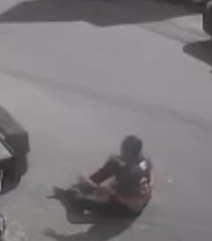 [Vídeo] Homem é arremassado para fora de seu veículo no Santos Dumont