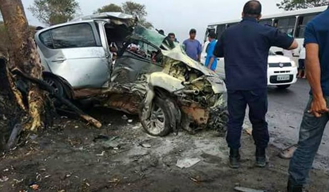Colisão envolvendo veículo e árvore deixa uma pessoa morta e jovem gravemente ferido