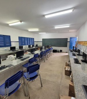 Educação entrega mais 60 novos computadores às escolas da rede municipal de ensino