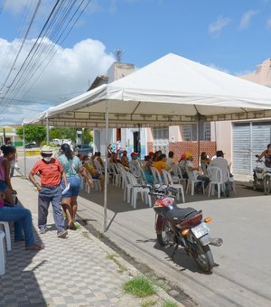 Prefeitura de Major Izidoro monta estrutura e organiza fila em frente a Casa Lotérica