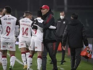 Renato dispensa status de favorito e elogia Gabigol: 'É um dos jogadores que garante o emprego do treinador'