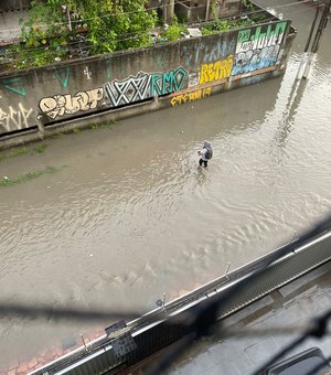 [Vídeo] Fortes chuvas alagam ruas de Maceió; previsão indica queda de água durante a manhã
