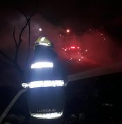 Bombeiros combatem incêndio iniciado por panela esquecida no fogo