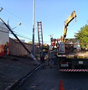 [Vídeo] Caminhão derruba poste e deixa trecho sem energia em Arapiraca