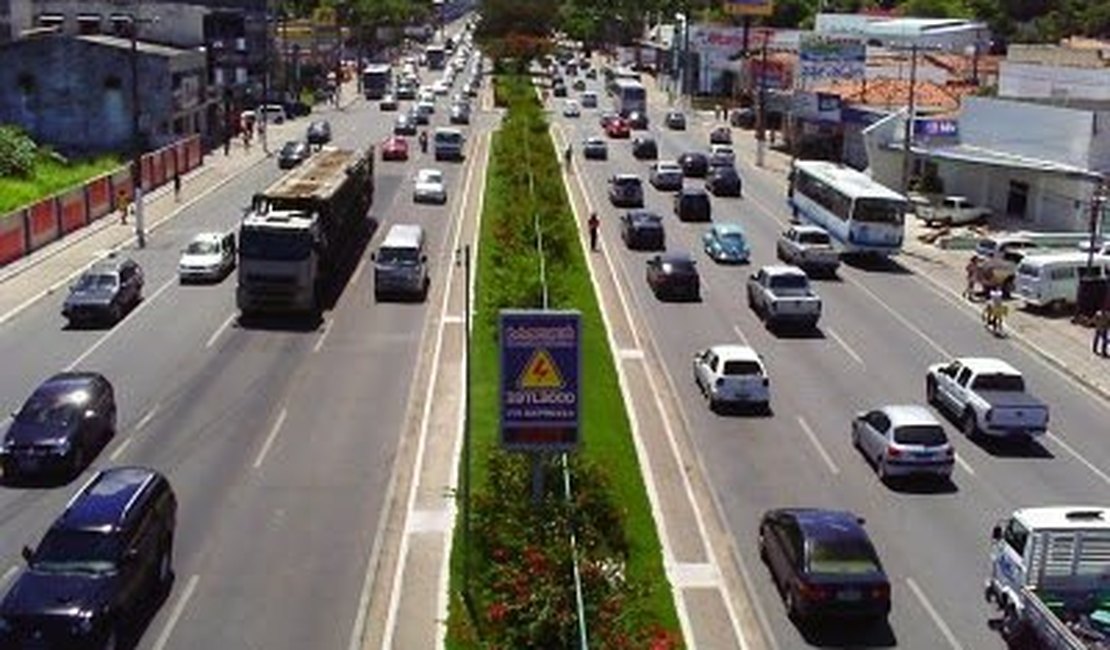 [Vídeo] Carro colide em placa de sinalização na Avenida Fernandes Lima