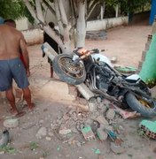 Moto colide em muro de residência e deixa feridos em Taquarana