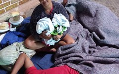 Moradores em situação de rua de Arapiraca recebem agasalhos e alimentação do projeto Cabide não sente frio