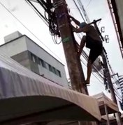 [Vídeo] Trio é flagrado subindo em poste para furtar loja em Maceió