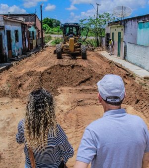 Bairros da periferia de Penedo ganham investimento em drenagem e pavimentação de ruas