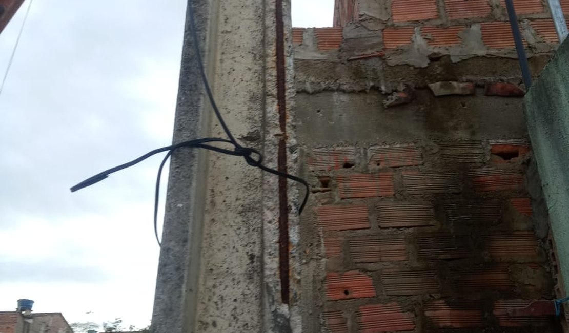 Vicente do Remédio cobra substituição de postes em Arapiraca por vazamento de energia e risco de queda