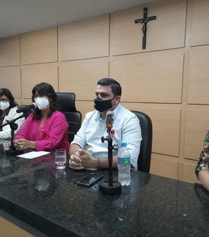 Câmara de Arapiraca realiza palestra do Outubro Rosa sobre câncer de mama e de cólo do útero