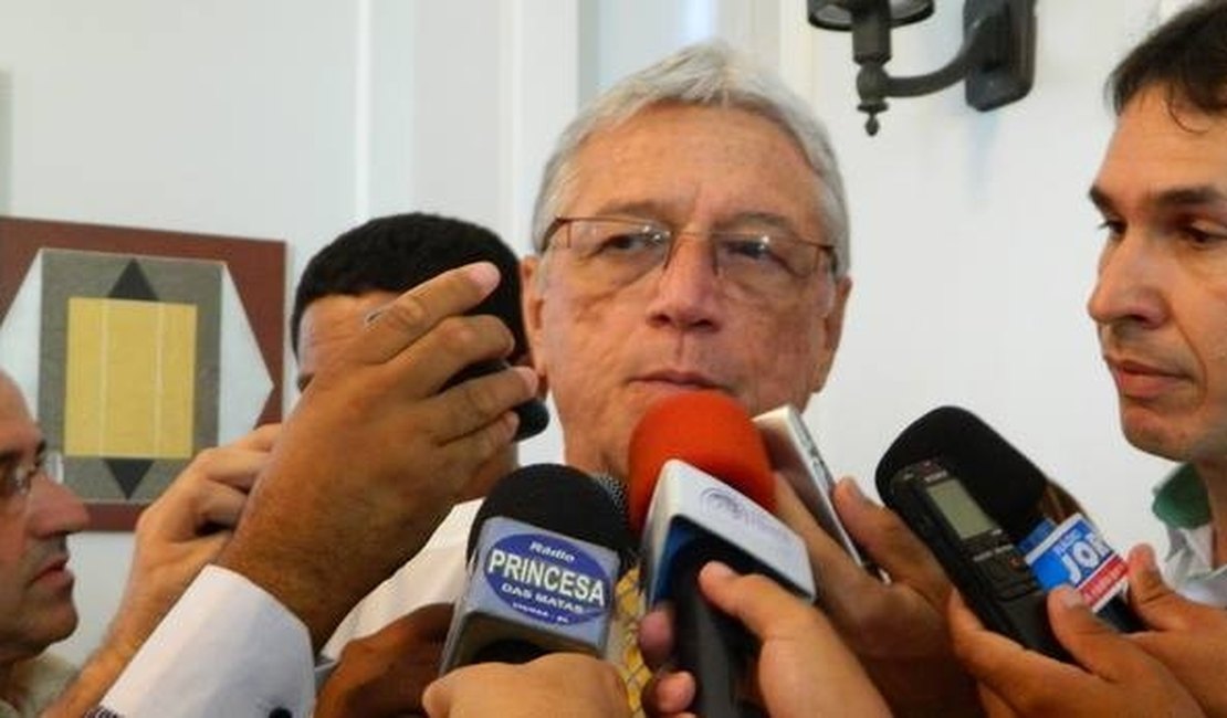 Téo Vilela e Adriano Soares são acusados de irregularidades na compra de material