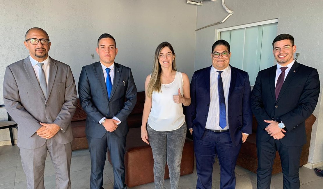 Rio Largo: Sâmea Mascarenhas discute pré-candidatura com equipe de advogados