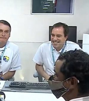 Bolsonaro vira atendente da Caixa em agência-barco na Ilha de Marajó