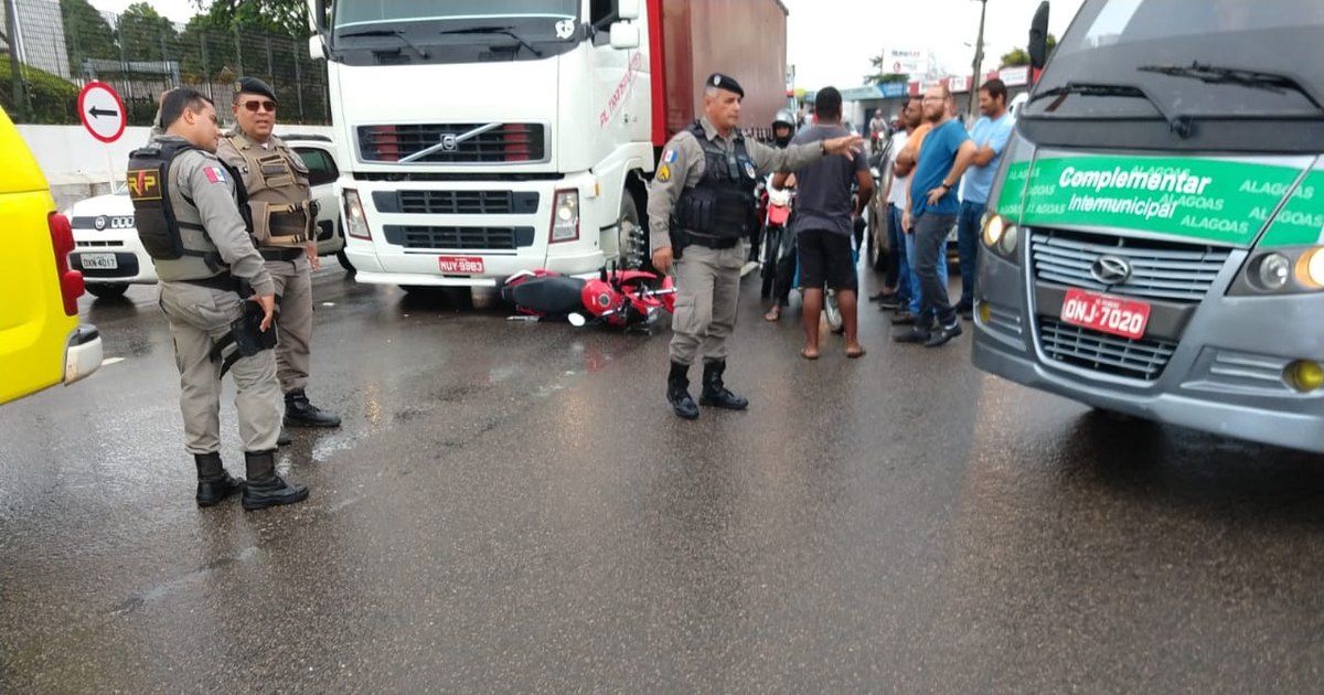 Colisão traseira entre carretas deixa uma pessoa ferida em Campina