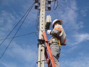Colisão em poste obriga a Eletrobras a desligar energia em bairro de Maceió