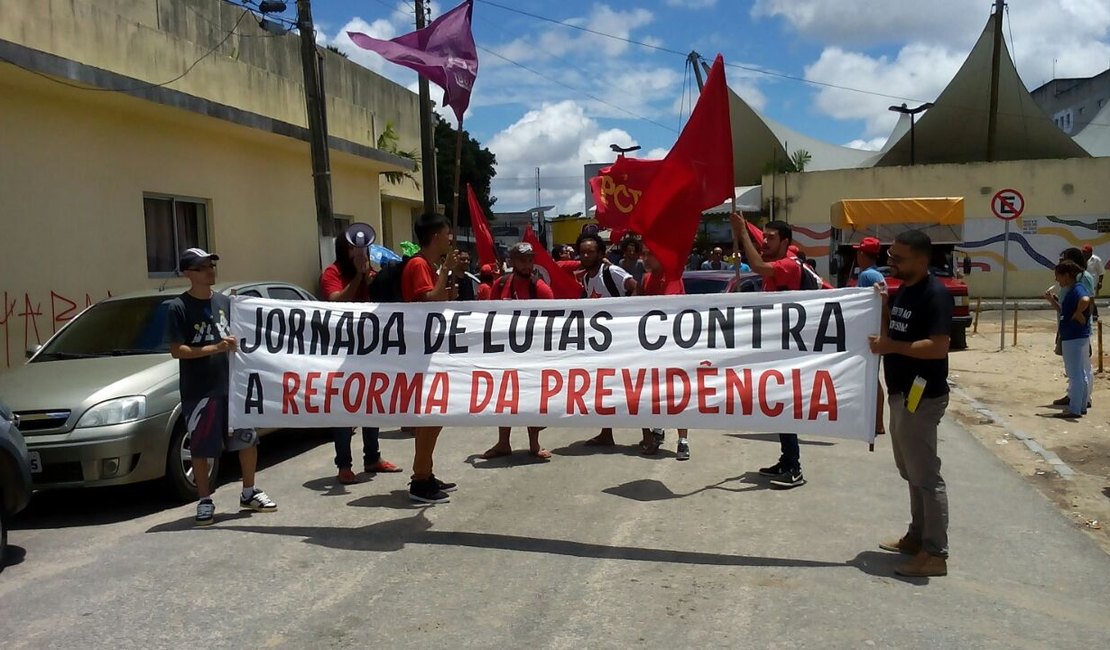 [Vídeo] Movimentos sociais saem às ruas de Arapiraca  contra Reforma da Previdência