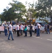 Ex-funcionários da Veleiro voltam a protestar e interditam Av. Fernandes Lima