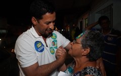 Candidato também participou de uma caminhada na Vila Kenedy, na Ponta Grossa,