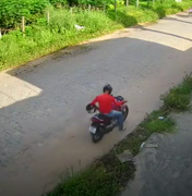 [Vídeo] Motociclista assalta jovem e é flagrado por câmeras de segurança