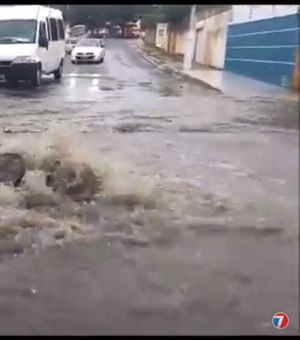 [Vídeo] Chuva forte causa alagamento e volume de água levanta bueiro em Arapiraca