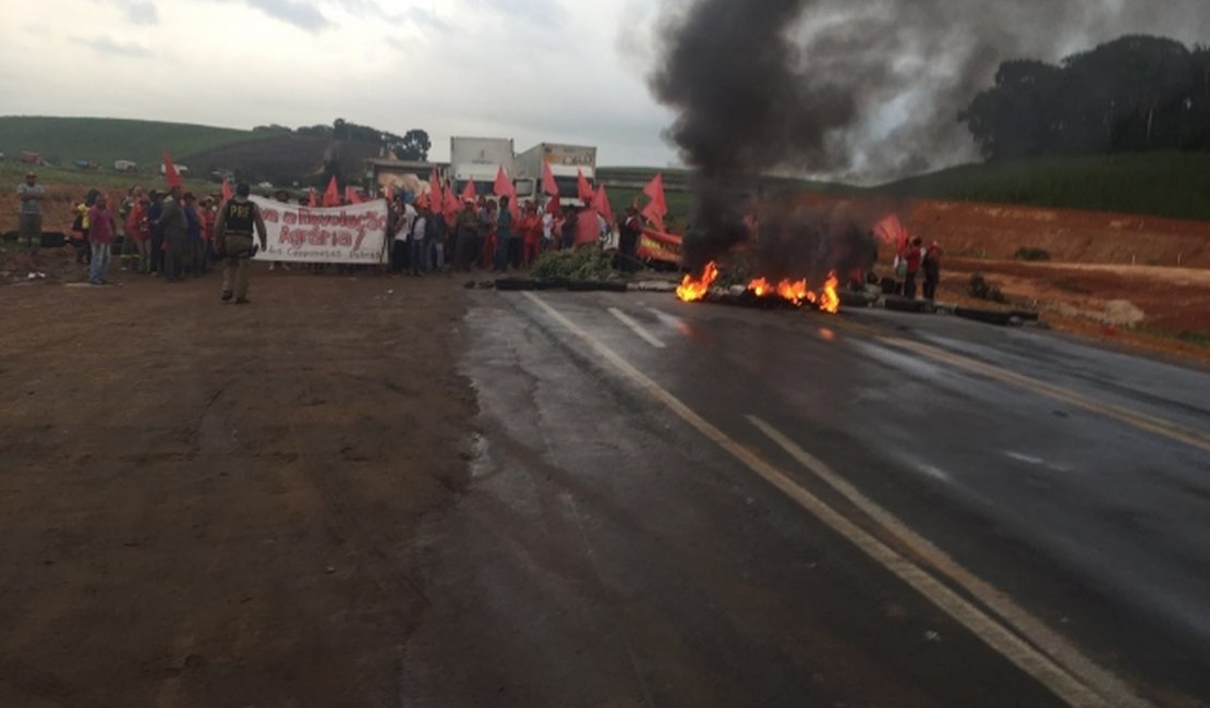 Integrantes da Liga dos Camponeses realizam manifestação e interditam BR-101