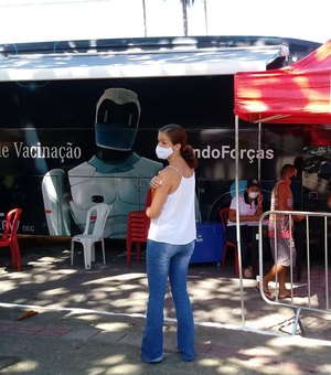 Ônibus da Vacina registra grande procura por moradores de Riacho Doce